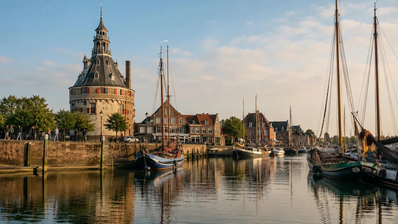 Historische West-Friese haven bij Enkhuizen met traditionele zeilschepen en een oude haventoren