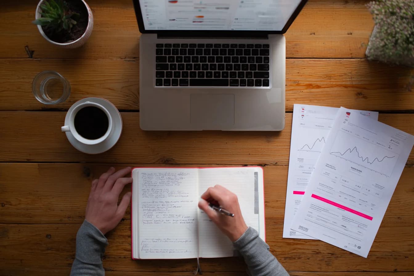 Ondernemer maakt notities tijdens analyse van SEO-rapport op laptop