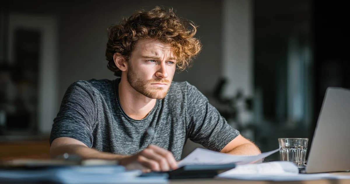 Ondernemer bekijkt website offertes op laptop