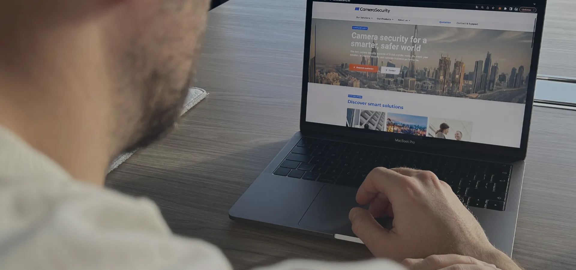 Niels Boorsma aan het werk achter zijn laptop bij NexBridge
