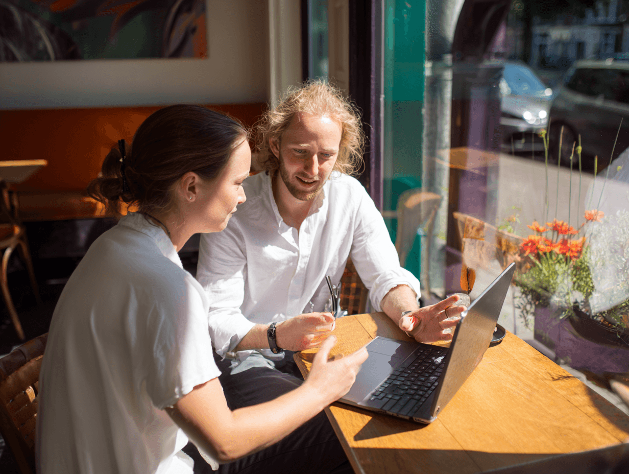Klant en designer bespreken WordPress site